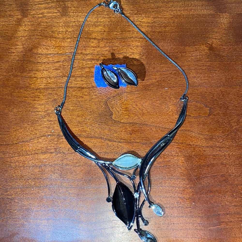 Earring and necklace set